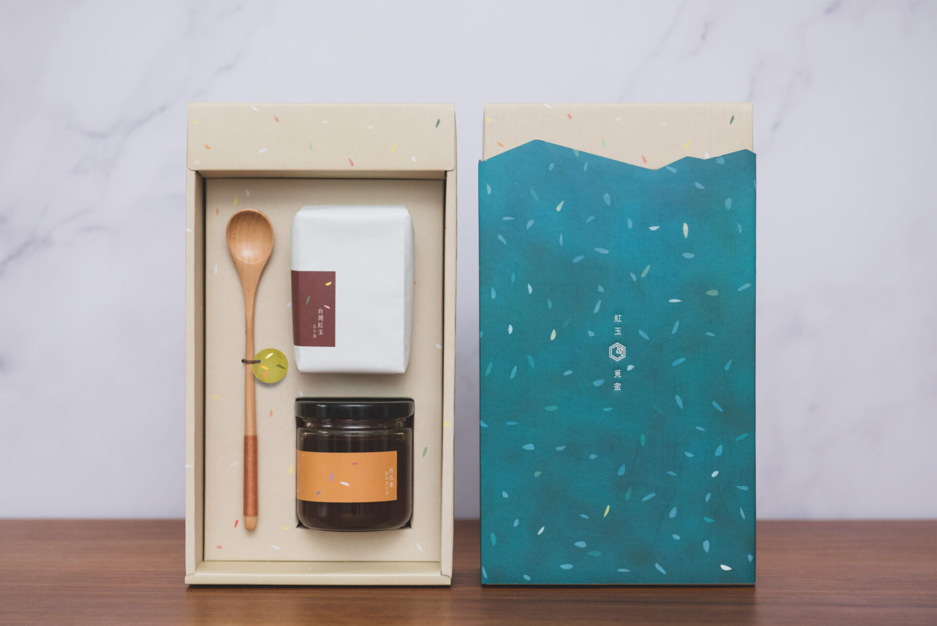 臺南 60 大特色伴手禮｜紅玉覓蜜禮盒 (紅玉茶葉.台灣蜂蜜.日式木杓)